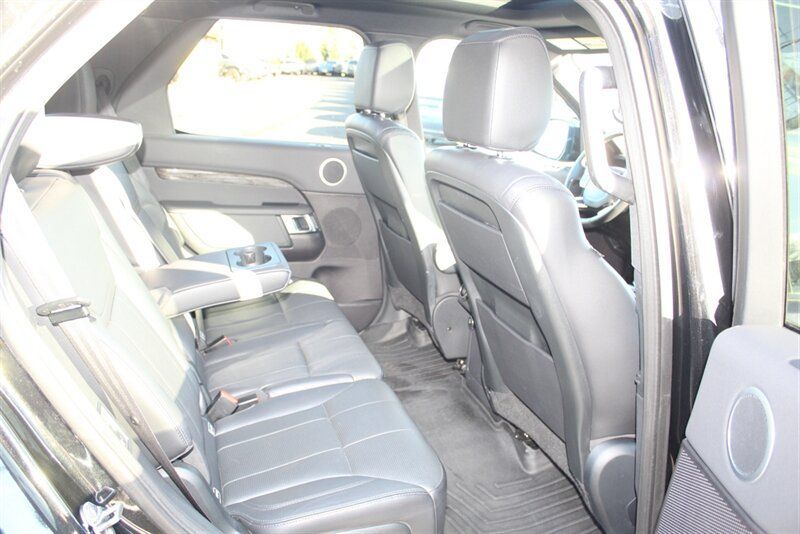 Used 2017 Land Rover Discovery HSE AWD/4WD image 16