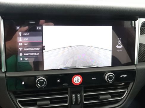 Used 2025 Porsche Macan image 31