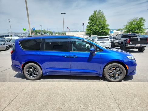 Used 2021 Chrysler Pacifica Touring-L w/ Uconnect Theater Family Group FWD image 6