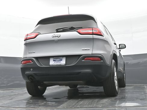 Used 2016 Jeep Cherokee Latitude AWD/4WD image 38