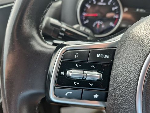 Used 2023 Kia Carnival LX FWD image 16