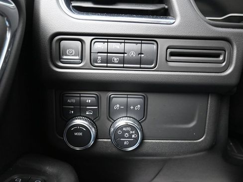 Used 2023 GMC Yukon XL SLT w/ SLT Luxury Package AWD/4WD image 22