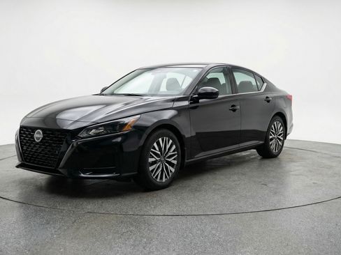 Used 2025 Nissan Altima 2.5 SV FWD image 3