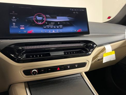 Used 2025 BMW 330i xDrive Sedan w/ Premium Package AWD/4WD image 25