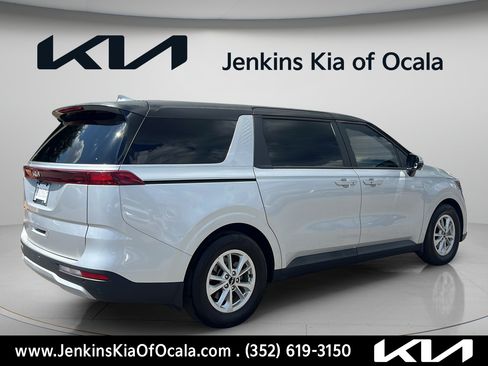 Used 2023 Kia Carnival LX FWD image 3