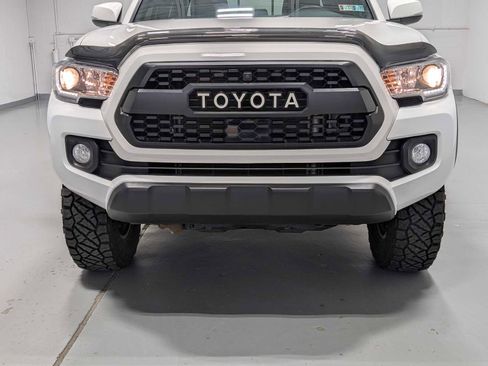 Used 2022 Toyota Tacoma TRD Off-Road image 2