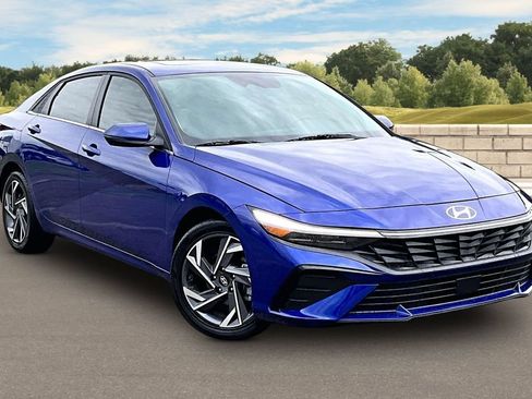 Used 2025 Hyundai Elantra Limited FWD image 2
