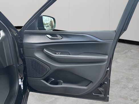 New 2025 Jeep Grand Cherokee Altitude image 13