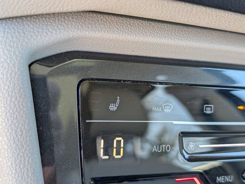 Used 2023 Volkswagen Tiguan SE w/ Panoramic Sunroof Package FWD image 18