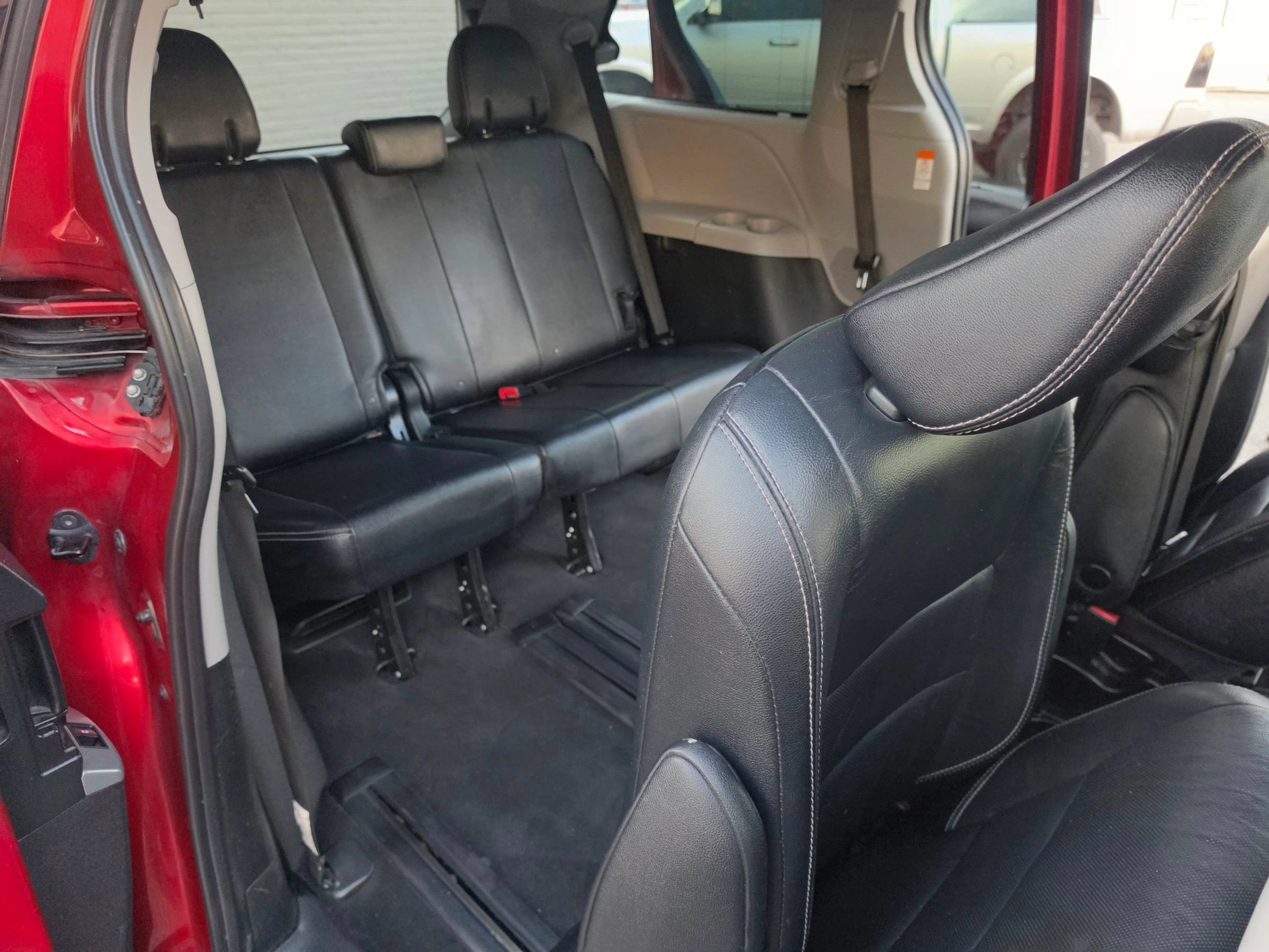 Used 2018 Toyota Sienna SE FWD image 17