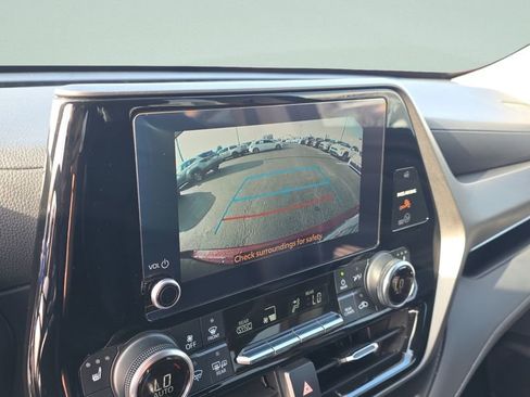 Used 2023 Toyota Highlander XLE FWD image 17