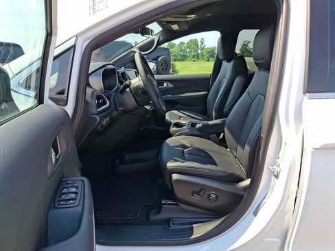 New 2027 Chrysler Pacifica LX FWD image 9