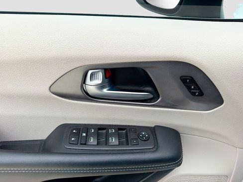Used 2023 Chrysler Pacifica Touring-L FWD image 18