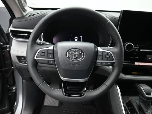 Certified 2026 Toyota Highlander Platinum AWD/4WD image 17
