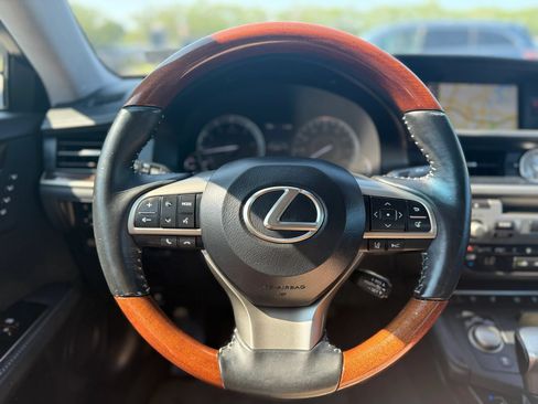 Used 2017 Lexus ES 350 w/ Luxury Package FWD image 21