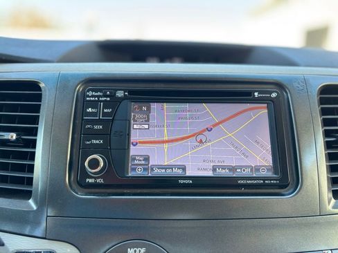 Used 2013 Toyota Sienna XLE image 23