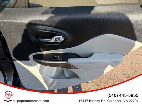 Used 2019 Jeep Cherokee Limited w/ Technology Group image 15