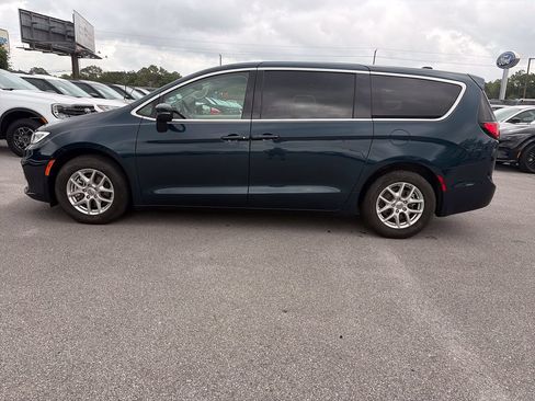 Used 2023 Chrysler Pacifica Touring-L FWD image 4