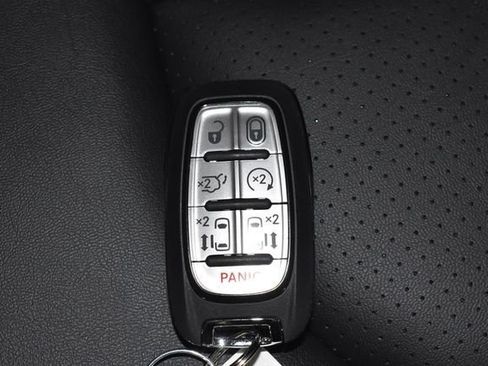 New 2026 Chrysler Pacifica Select AWD/4WD image 36