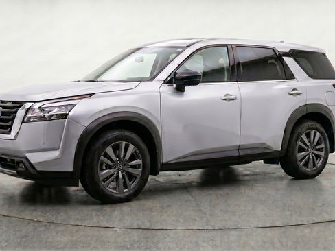 Used 2025 Nissan Pathfinder SV FWD image 3