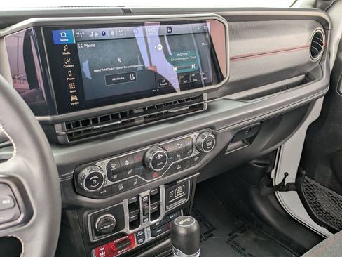 Used 2025 Jeep Wrangler Unlimited Rubicon w/ Convenience Group AWD/4WD image 15