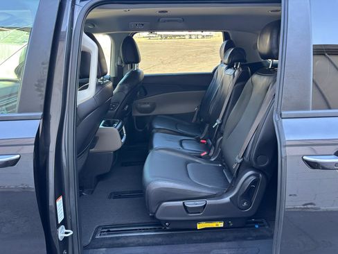 Used 2025 Kia Carnival EX FWD image 16
