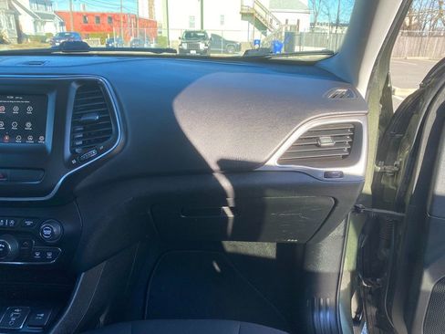 Used 2019 Jeep Cherokee Latitude w/ Popular Appearance Group image 28