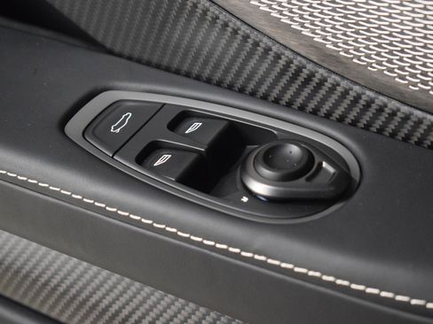 Used 2025 Aston Martin Vanquish image 40