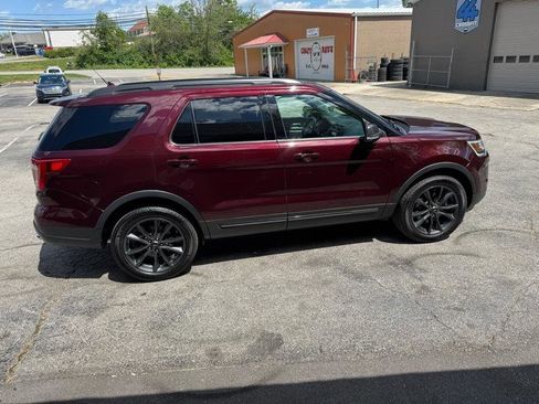 Used 2018 Ford Explorer XLT w/ Equipment Group 202A image 4