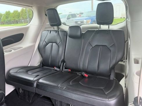 Used 2023 Chrysler Pacifica Touring-L FWD image 7