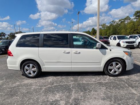 Used 2010 Volkswagen Routan SEL image 3
