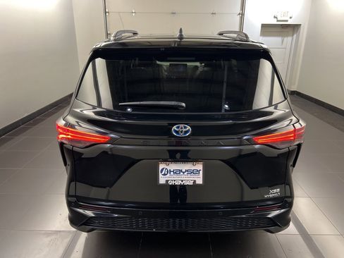Used 2022 Toyota Sienna XSE image 5