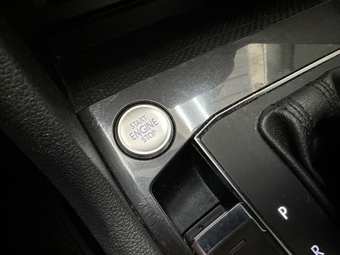 Used 2020 Volkswagen Tiguan SE image 44