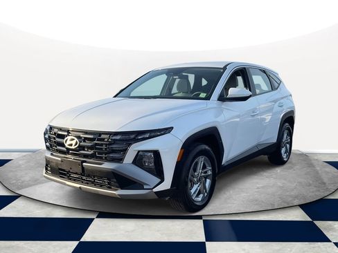 Certified 2025 Hyundai Tucson SE image 2