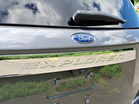 Used 2024 Ford Explorer XLT AWD/4WD image 25