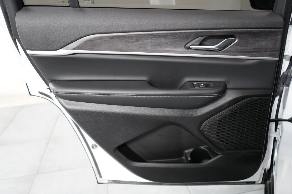 Certified 2025 Jeep Grand Cherokee L Limited AWD/4WD image 32