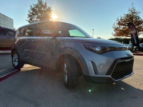 Used 2025 Kia Soul LX w/ LX Technology Package FWD image 4