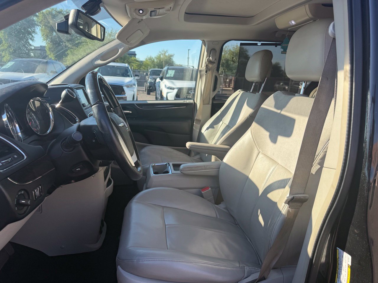 Used 2013 Chrysler Town & Country Limited w/ Luxury Group FWD image 9