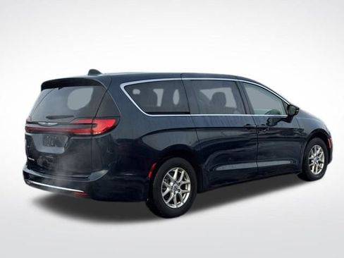 Used 2024 Chrysler Pacifica Touring-L image 5