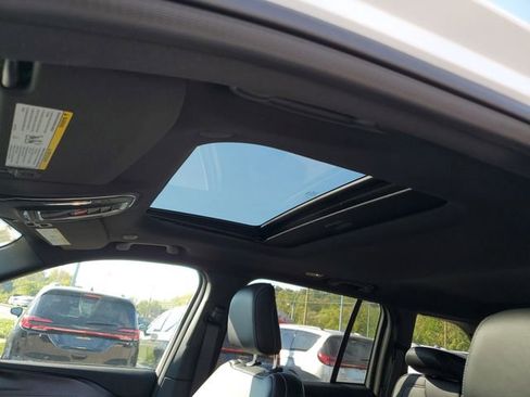 New 2025 Jeep Grand Cherokee Altitude image 15