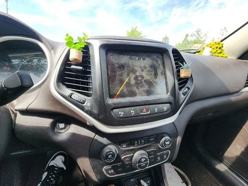 Used 2017 Jeep Cherokee Overland w/ Technology Group FWD image 28