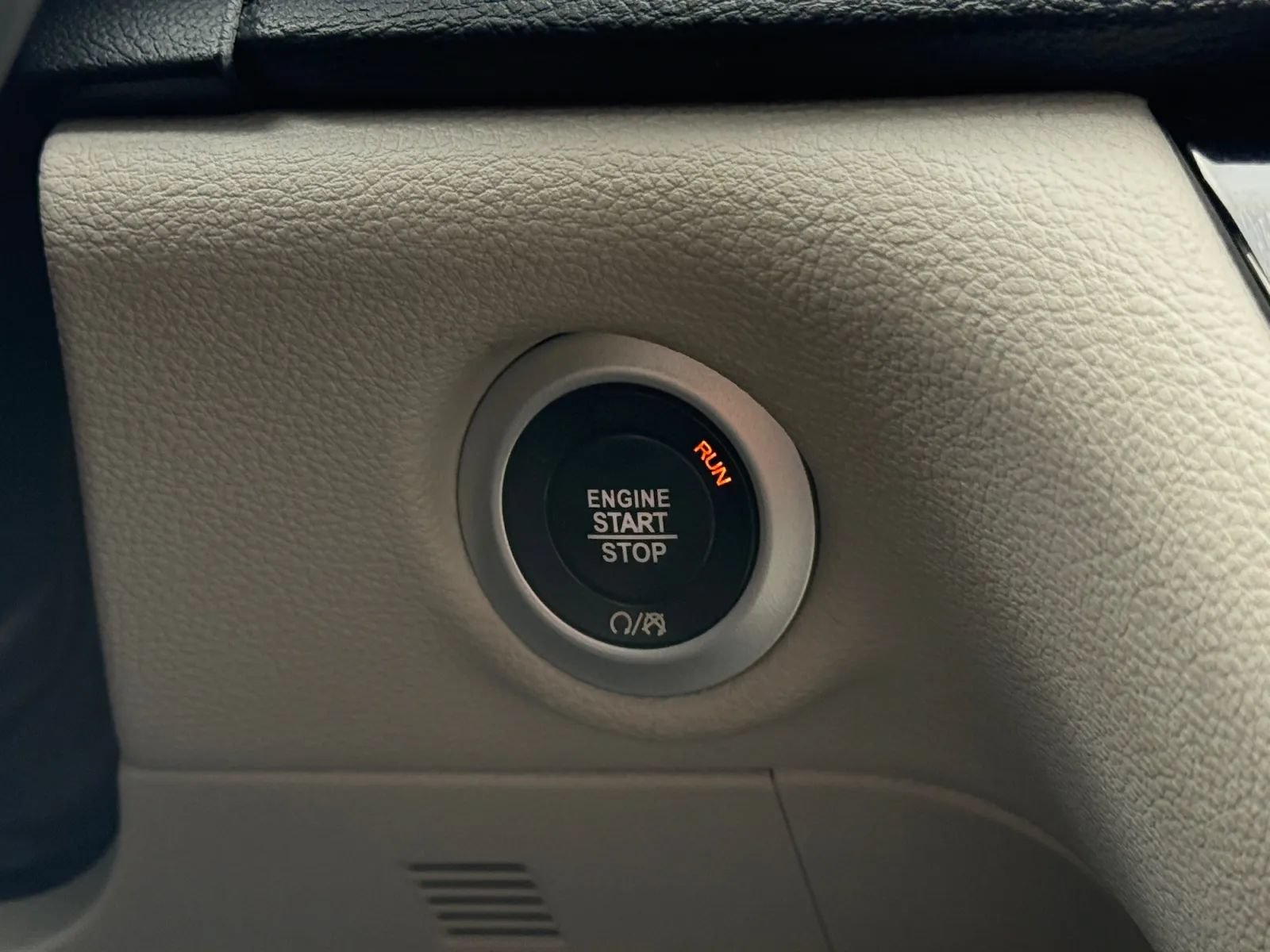 Used 2018 Chrysler Pacifica Limited FWD image 38