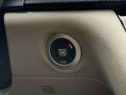 Used 2018 Chrysler Pacifica Limited FWD image 38