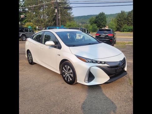 Used 2022 Toyota Prius Prime XLE FWD image 2