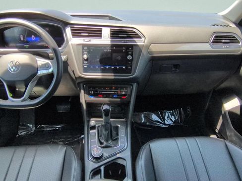 Used 2024 Volkswagen Tiguan SE AWD/4WD image 11