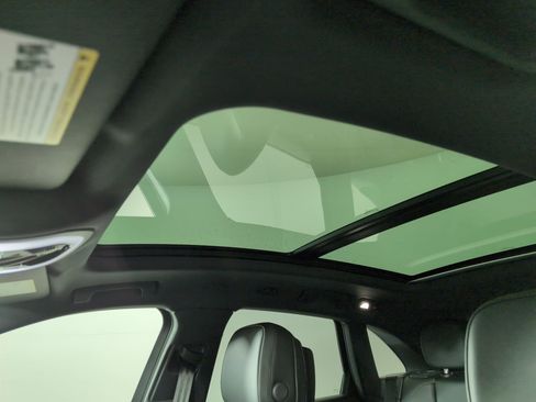 Certified 2025 Porsche Macan image 16