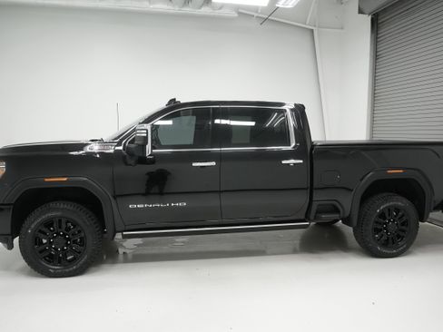 Used 2022 GMC Sierra 3500 Denali w/ Denali Black Diamond Edition AWD/4WD image 6