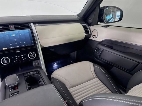 Used 2024 Land Rover Discovery Metropolitan Edition image 26