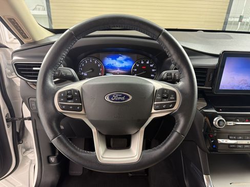 Used 2022 Ford Explorer Limited w/ Equipment Group 301A AWD/4WD image 11