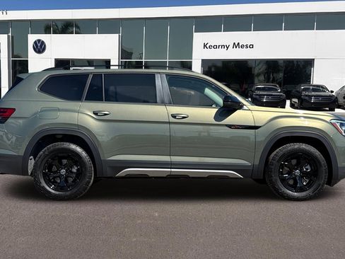 New 2025 Volkswagen Atlas Peak Edition SE image 3